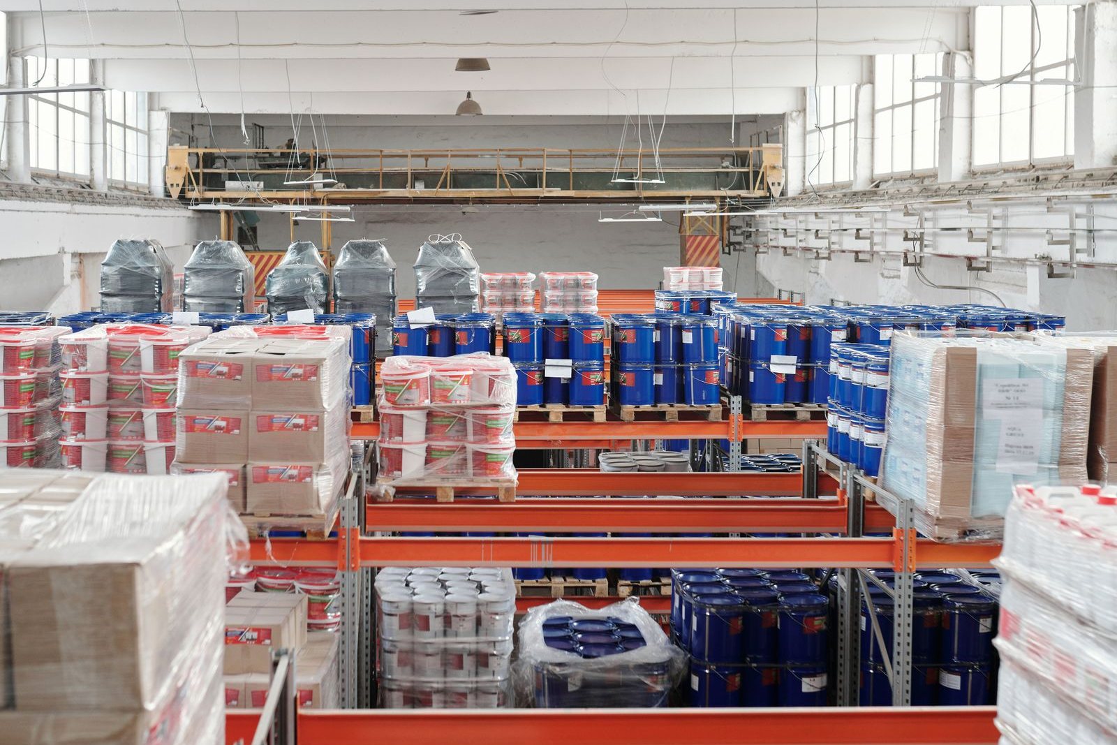 Estanterías de producto en el almacén de MARBAL